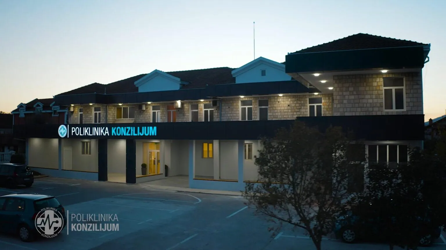 Zgrada Poliklinike Konzilijum noću