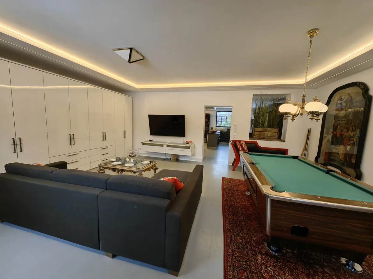 Atelier Wohnbereich mit Billardtisch